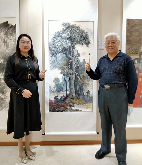 中国书画家联谊会名誉主席王子忠在陈福耀老师作品前合影