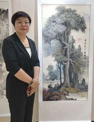 中国书画家联谊会新文艺群体书画家工作委员会马彦君主任在陈福耀老师作品前合影