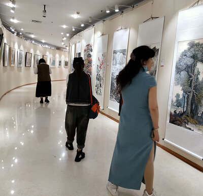 现场参加艺术家观看陈福耀老师作品